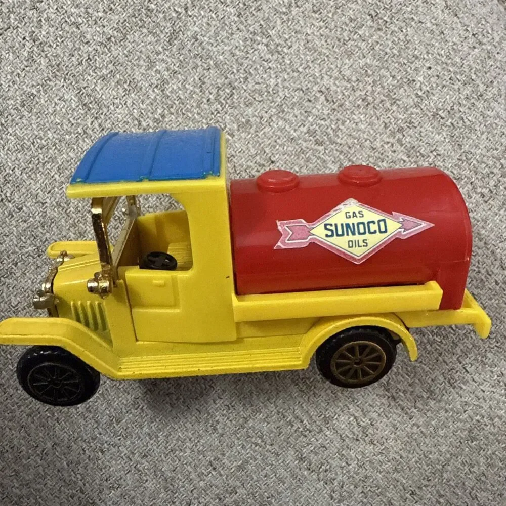 Readers Digest Collector’s Set of Classic Trucks Sunoco Gas Truck Diecast BB8
